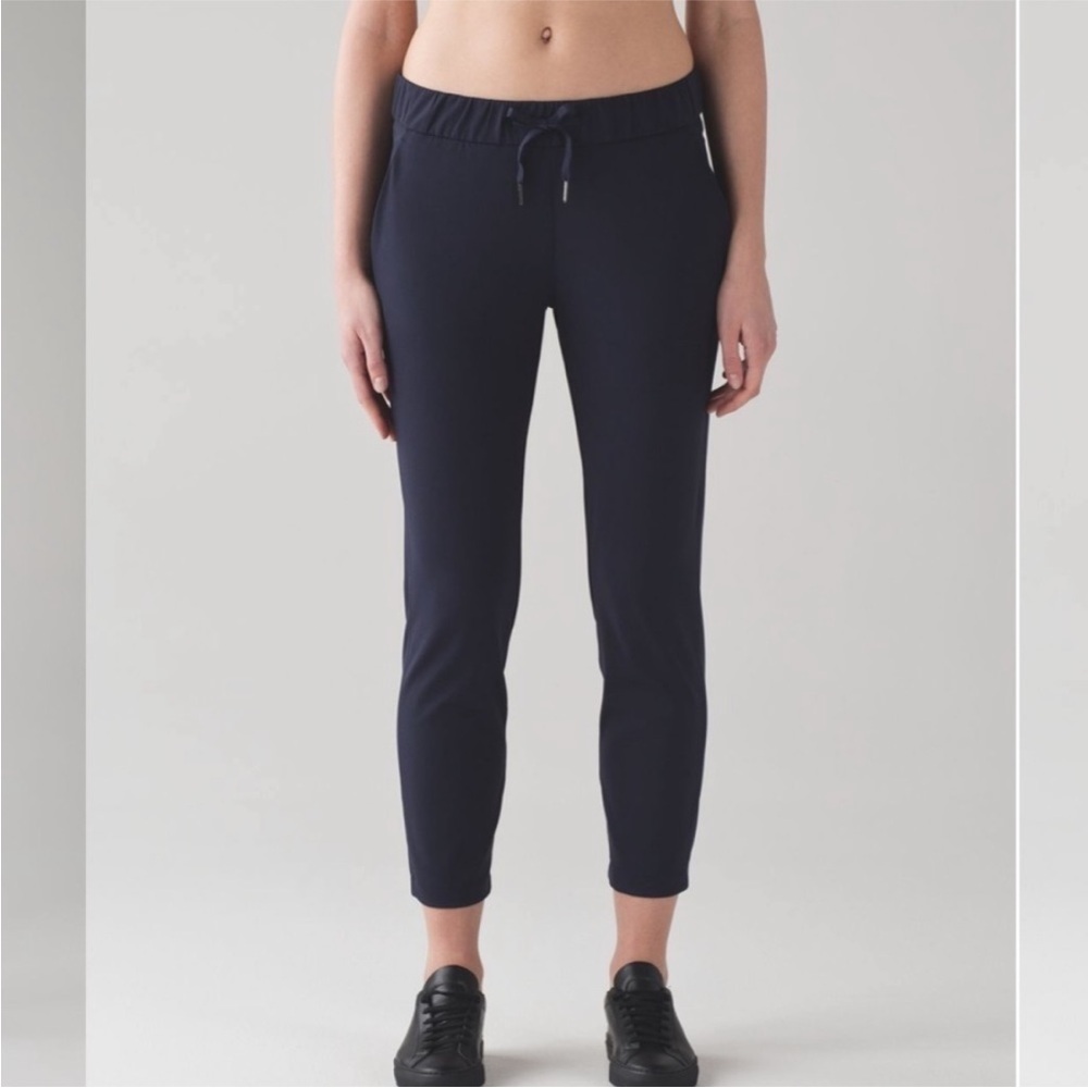 Lululemon On The Fly Pant *28"
Midnight Navy size 12